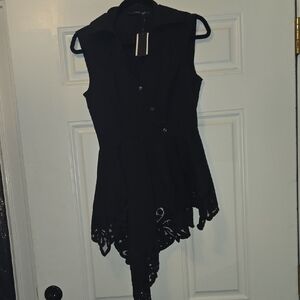 Natori Black Sleeveless Collared Blouse with Lace Hem